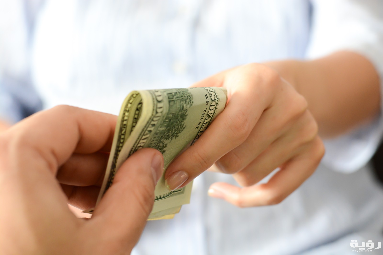 تفسير رؤية رجل يعطيني مال او فلوس في المنام 1 bigstock 163964459