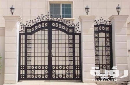 صور أبواب ومداخل منازل 2026 تصميمات أبواب منازل خارجية 2 باب حديد مشغول 8 450x293 1