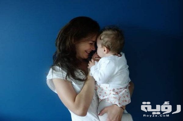 حلمت اني احمل طفلة بين يدي