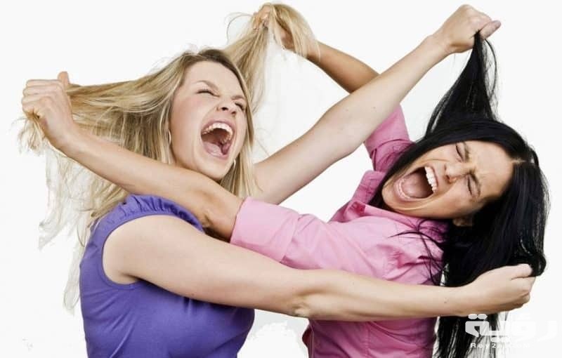 حلمت اني تشاجرت مع صديقتي 3 الشجار بالكلام في المنام للعزباء 800x510 1