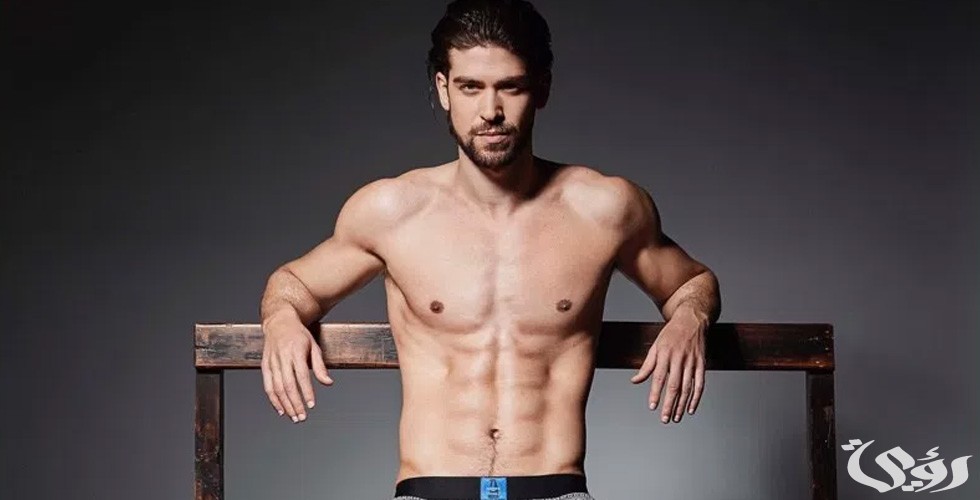 تفسير رؤية شخص اعرفه عاري