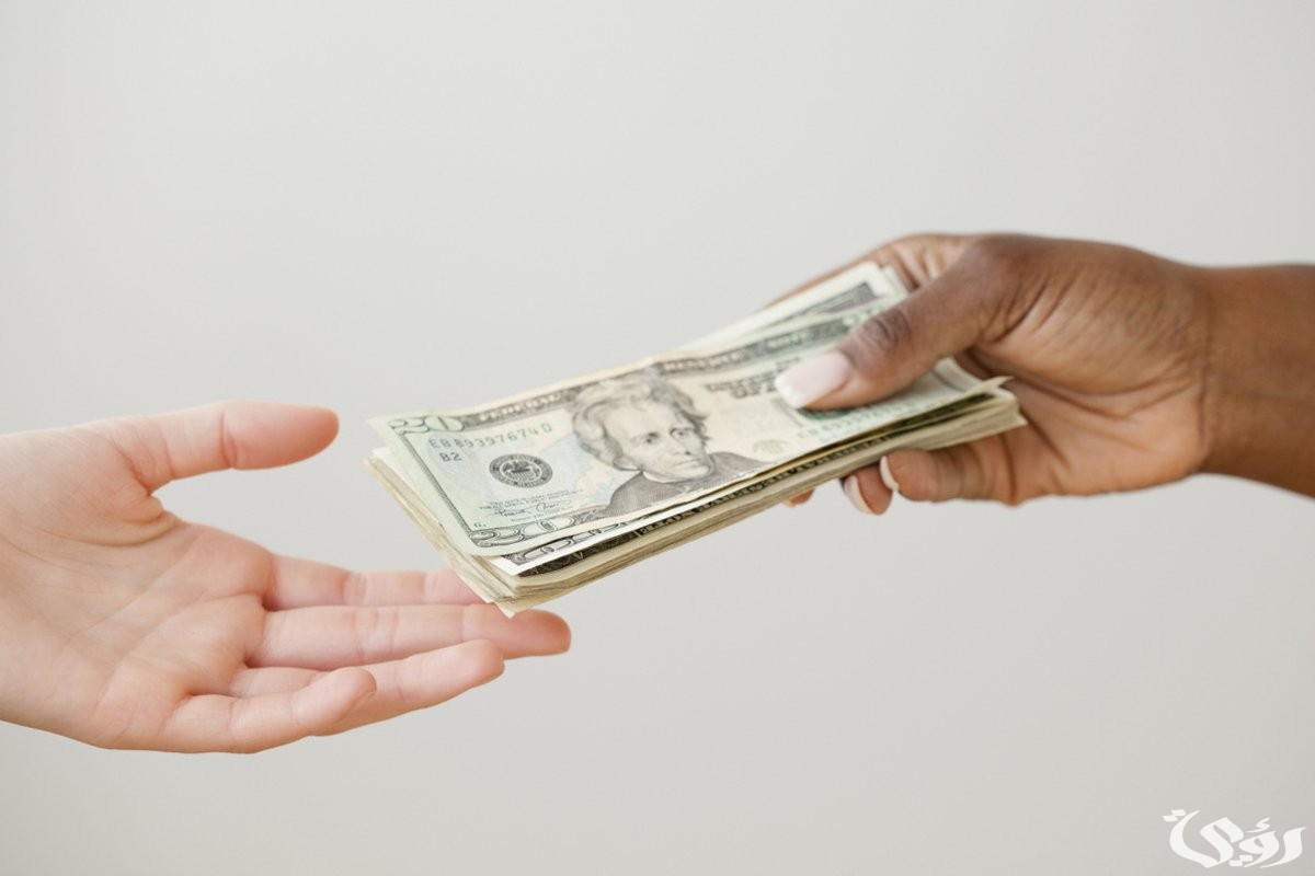 ما تفسير حلم رؤية اعطاء المال للفقير ؟ إليك 5 تفسيرات قيّمة 2 تفسير حلم اعطاء المال للفقير