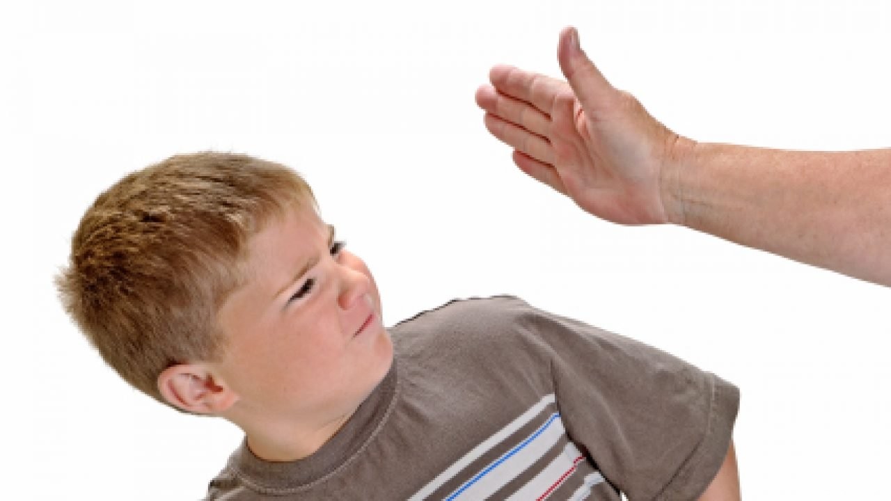 تفسير حلم الأب المتوفي يضرب ابنه في المنام 