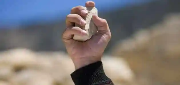 ما تفسير حلم رؤية رمي الحجر على شخص 4 تفسير حلم رمي الحجر على شخص يدل على التخلص من الهموم والمشاكل بإذن الله تعالى. ما تفسير حلم السقوط من مكان مرتفع والنجاة؟ يؤول إلى تحول حياة الرائي للأفضل في الفترة المقبلة.