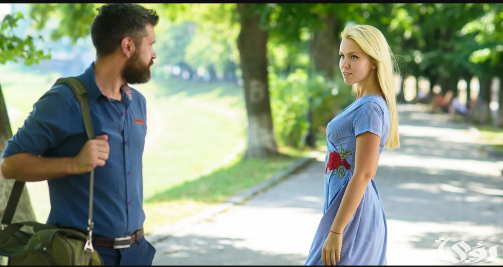 تفسير حلم شخص اعرفه معجب بي للعزباء