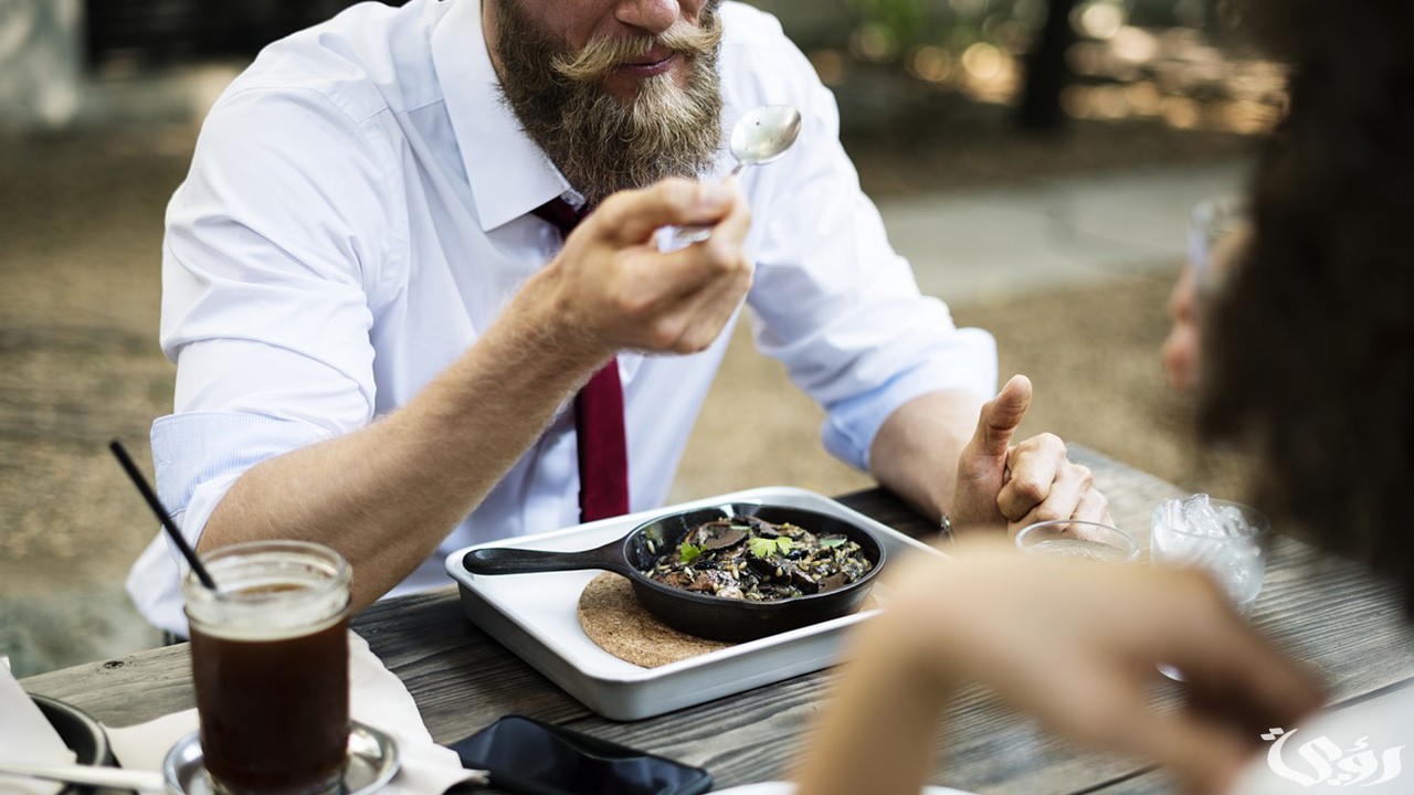 تفسير حلم اعطاء الميت أكل