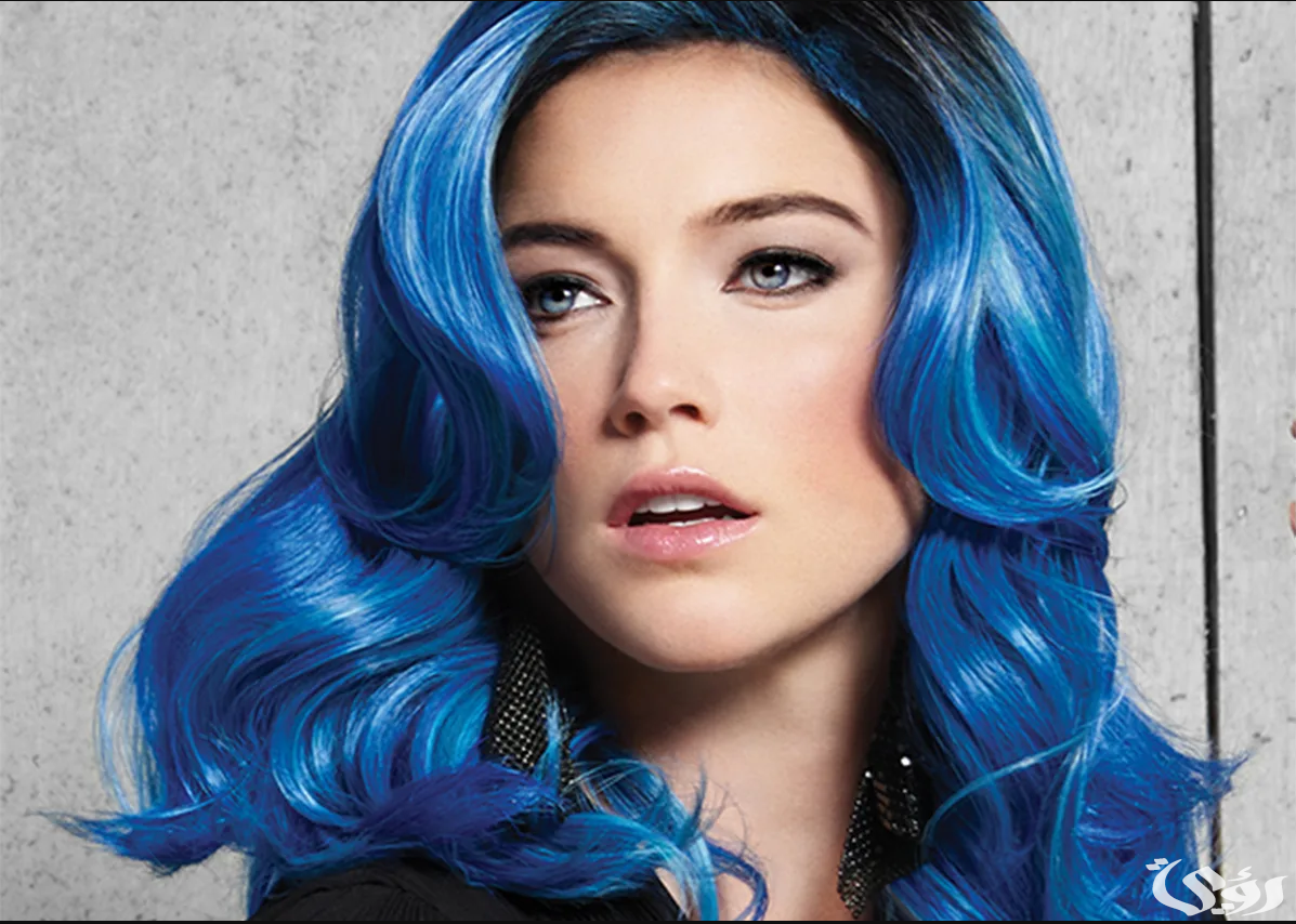 تفسير رؤية صبغ الشعر باللون الأزرق