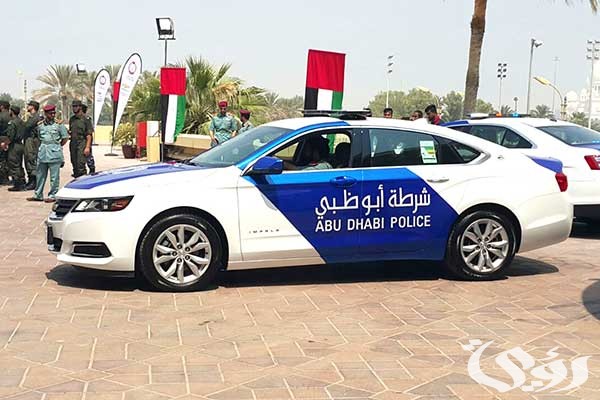 الشرطة توزع بطاقات وقود مجانية للسائقين في أبو ظبي