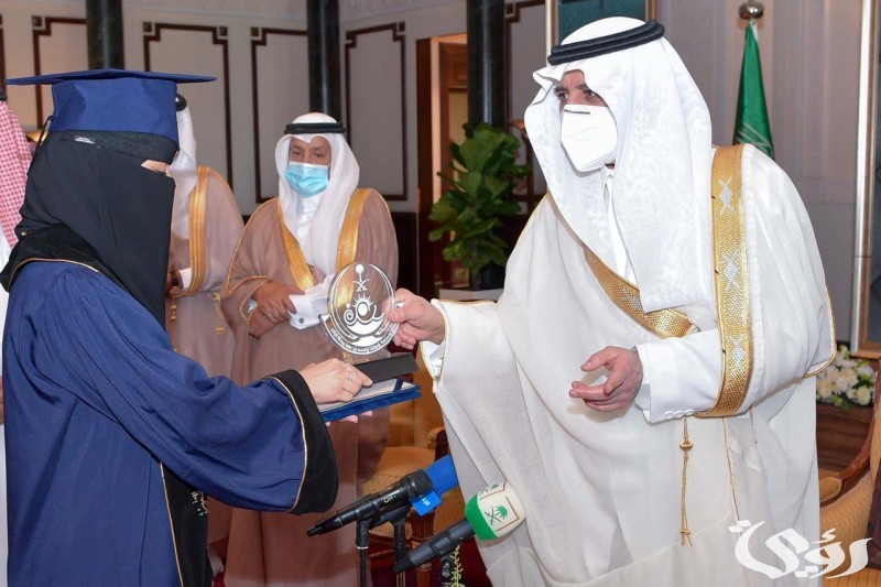 أمير تبوك يهنئ الفائزين بجائزة التفوق العلمي والتميز 6 أمير تبوك للفائزين بجائزة التفوق العلمي والتميز: لديكم طموح ونفتخر بكم