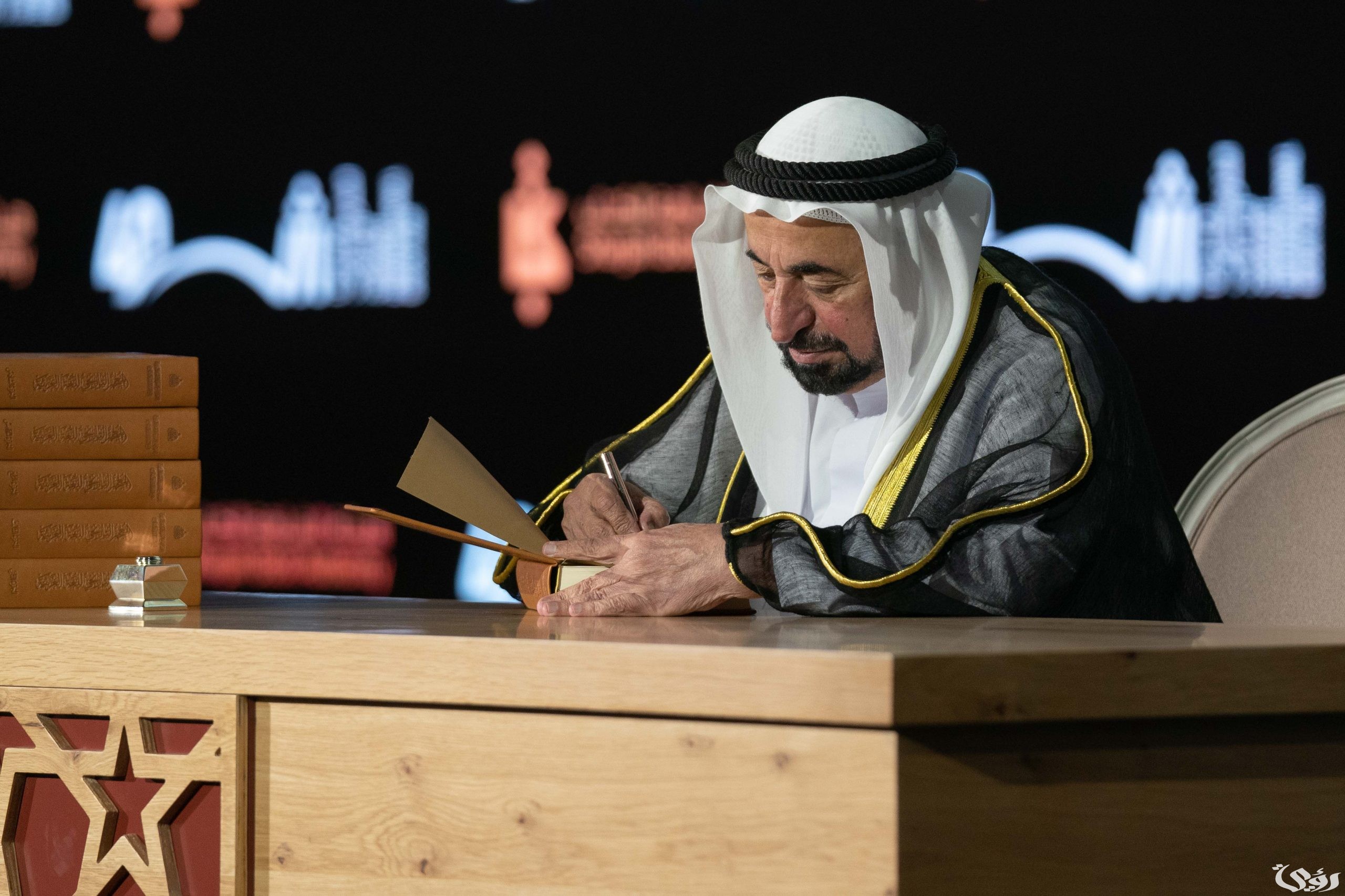 حاكم الشارقة يطلق مبادرة تعليمية جديدة ويخفض الرسوم الدراسية 50%