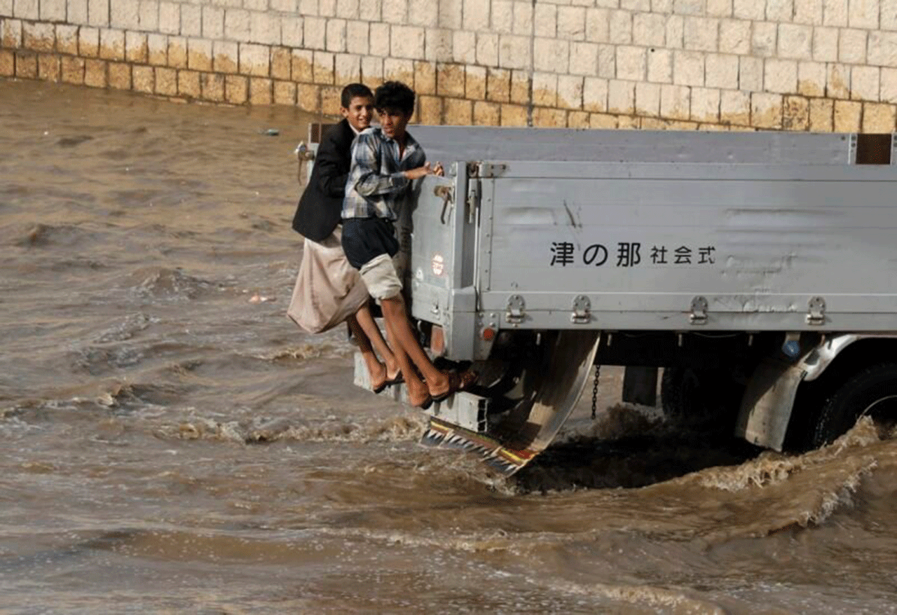 معاناة السيول وتحديات الإغاثة اليمن يستنجد في ظل السيطرة الحوثية